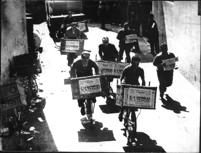 Distribuzione del quotidiano L&#39;Unit subito dopo il referendum del 2-3 giugno 1946